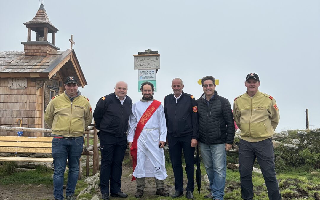 Feuerwehrstola für Feuerwehrkurat Diakon Ruben Weyringer beim Markkirchlgottesdienst