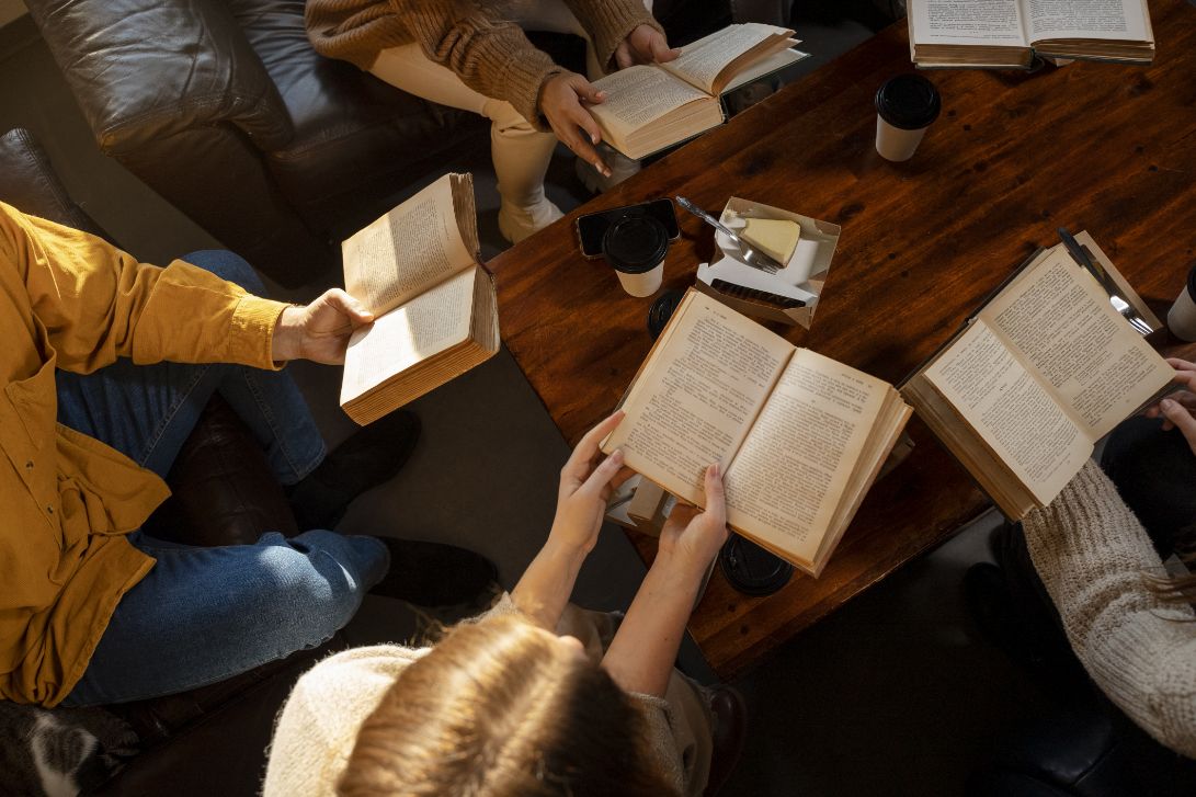 Gruppe liest gemeinsam in der Bibel ansicht auf die Bücher